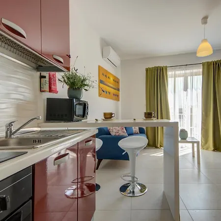 St Pauls's Bay 2 Bedroom & Penthouse Close To Promenade Апартаменты Сент-Полс-Бей