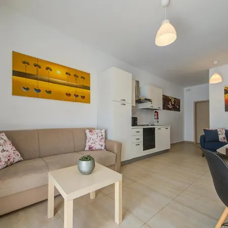 St Pauls's Bay 2 Bedroom & Penthouse Close To Promenade Апартаменты Сент-Полс-Бей