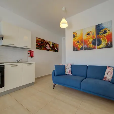 St Pauls's Bay 2 Bedroom & Penthouse Close To Promenade Lägenhet